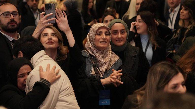 20 Bin Öğretmen Ataması Tercih Sonuçları Cumhurbaşkanı Erdoğan, İstanbul'da düzenlenen ve 20 bin sözleşmeli öğretmen ataması tercih sonuçlarının açıklandığı programda yaptığı konuşmada, öğretmenlerle bir arada bulunmanın bahtiyarlığını yaşadığını ifade etti. Yarın kutlanacak 24 Kasım Öğretmenler Günü'nü tebrik eden ve eğitim camiasına hayırlı olmasını dileyen Erdoğan, "Yine bu vesileyle görevi başında şehit olan öğretmenlerimizle afetlerde, kazalarda ebediyete irtihal eden öğretmenlerimiz başta olmak üzere vefat eden tüm öğretmenlerimizi rahmetle yâd ediyorum. Aziz hatıralarını her zaman yüreğimizde yaşattığımız şehit Şenay Aybüke Yalçın'ı, Necmettin Yılmaz'ı ve diğer kahraman eğitimcilerimizi rahmetle anıyorum." diye konuştu. Erdoğan; ülkeye, millete ve evlatlara karşı vazifelerini hakkıyla yerine getirdikten sonra emekliliğini yaşayan öğretmenlere de sağlıklı, hayırlı, uzun ömürler niyaz ettiğini söyledi. Yurt içi ve dışında gerek Bakanlık bünyesinde gerek Maarif Vakfına bağlı eğitim gerekse özel öğretim kurumlarında fedakârca görev yapan tüm öğretmenlere teşekkür eden Erdoğan, "Bugün aynı zamanda bir başka sevincimizi de hep birlikte yaşıyoruz. 20 bin öğretmen adayımızın atama heyecanına, inşallah, birazdan şahitlik edeceğiz. Az sonra kura ile meslek hayatına adım atacak genç öğretmenlerimiz bilgileriyle, kültürleriyle ve güçlü karakterleriyle Anadolu'nun dört bir yanına ışık saçacak, evlatlarımızı geleceğe hazırlayacaklardır. Öğretmenlik mesleğine adım atan her bir kardeşimizi de burada gönülden tebrik ediyor, bu ulvi görevin şimdiden kendilerine, ailelerine ve ülkemize hayırlı olmasını diliyorum." ifadesini kullandı. Erdoğan, öğretmenlerin gayretleriyle maarif davasının daha da güçleneceğine, yeni bir ritim ve ivme kazanarak yolunda çok daha güçlü bir şekilde devam edeceğine yürekten inandığını belirterek, "Her medeniyet, mensuplarına kimlik kazandıran bir manzume, bir hakikatler silsilesidir. Bu muazzam yapı elbette sadece taşla, toprakla değil; ilimle, irfanla, ahlakla ve emekle yükselir. Bunların temelinde ise eğitim öğretim vardır. Eğitim yalnızca bilgiye değil; hikmeti, adaleti ve şahsiyeti kuşatan genç ve taze zihinleri yüksek bir mefkureye götüren yoldur. Bu yolun mihmandarı ise hiç şüphesiz öğretmendir." dedi. Şair-yazar ve fikir insanı Sezai Karakoç'un "İnsanı yüzeysel olandan kurtararak derinliğe ulaştıran öğretmen, sadece bilginin değil, hikmetin de taşıyıcısıdır." ifadesinin öğretmeni tanımladığını söyleyen Erdoğan, konuşmasında Karakoç'un "Çağ ve İlham-1" kitabından şu bölüme yer verdi: "Eğer Birinci Cihan Savaşı'nda Çanakkale'de, Kafkaslar'da, Sarıkamış'ta, Kanal'da, Gazze'de, Kudüs'te, Selman-ı Pak muharebelerinde ölenleri yeni nesillerimiz bilmiyorlar, unutmuşlar ya da hatırlamıyorlarsa... Hatırlasalar da neden öldüklerini, hangi amaçla can verdiklerini bilmiyor ve anlamıyorlarsa, hangi medeniyet ve idealin, hangi yüce manevi değerlerin aşk ve heyecanı, fedakârlığıyla göz kırpmadan şehit olduklarını düşünemiyorlarsa bugünü de anlamıyorlar demektir." Cumhurbaşkanı Erdoğan, eğitimin Karakoç'un da belirttiği gibi çocuklara kimlik kazandıran, benlik şuuru aşılayan, maziyle güçlü bağlar kurma süreci olduğunu kaydetti. Erdoğan, eğitimin köklerinin ecdadın kendilerine miras kalan değerlerini keşfetme, aynı zamanda bu değerleri kuşatma yolculuğu olduğunu belirterek, Yahya Kemal Beyatlı'nın bunu, "Derler ki insanda derin bir yaradır köksüzlük, budur alemde hudutsuz ve hazin öksüzlük" sözleriyle ifade ettiğini kaydetti. Öğretmenlerin, bilgiyi hikmetle yoğurup kalpleri terbiye eden birer gönül işçisi, milletin değerlerini yarınlara taşıyan birer köprü konumunda olduğunu vurgulayan Erdoğan, "Biz eğitim öğretim yoluyla yalnızca meslek sahibi bireyler değil; 'fikri hür, vicdanı hür, irfanı hür nesiller' yetiştirme derdindeyiz. Bir milyon öğretmenimizle, büyük eğitim ailemizin bütün fertleriyle, kökleriyle bağları sağlam kuşakların yetişmesi için gece gündüz çalışıyoruz. Burada şu noktayı özellikle vurgulamak isterim: Bu ideale ulaşmak yalnızca diplomayla ya da bilgiyle değil, şahsiyet inşa eden bir anlayışla mümkündür." diye konuştu. "Çağın ihtiyaçlarını gözeten, bilimsel yaklaşıma dayalı bir eğitim anlayışını hayata geçiriyoruz" Cumhurbaşkanı Erdoğan, insanlığa yön verecek eserlerin duruşu dik, iradesi güçlü, karakteri oturmuş kişilerin ellerinden çıkacağını belirterek, "Elbette akademik başarı önemlidir, diploma değerlidir ama bunlar sağlam bir şahsiyet zemini üzerinde yükseldiği zaman gerçek anlamını bulacaktır. Türkiye Yüzyılı Maarif Modeli; işte bu iddianın, bu idealin bir tezahürüdür. Bizler bu modelle yalnızca bilgiye ulaşan değil; bilgiyi hikmetle birleştiren, erdemi hayatına nakşeden nesiller yetiştirmeyi arzu ve ümit ediyoruz. Milletimizin tarihî birikimini, köklü değerlerini ve kültürel zenginliklerini merkeze alan modelimizle aynı zamanda çağın ihtiyaçlarını gözeten, bilimsel yaklaşıma dayalı bir eğitim anlayışını hayata geçiriyoruz." ifadelerini kullandı. Yeni müfredatla, öğrencileri yalnızca akademik anlamda donanımlı kılmayı değil, okuyan, düşünen, sorgulayan, sorumluluk bilinci yüksek, eleştirel bakış açısına sahip kuşaklar olarak yetiştirmeyi de hedeflediklerine işaret eden Erdoğan, bu sistemi bireysel farklılıkları gözeten, öğrenme ihtiyaçlarına duyarlı ve odağında insani değerler olan bütüncül bir anlayışla yapılandırdıklarını anlattı. Erdoğan, attıkları bu adımlarla eğitim öğretim sistemini hem bilimsel temellere oturttuklarını hem de milletin öz değerleriyle harmanladıklarını kaydederek, "Yeni modelde iş birliğini, dayanışmayı ve sosyal sorumluluğu eğitim öğretimimizin ayrılmaz bir parçası hâline getirdik. Ayrıca süreç odaklı değerlendirme yöntemini benimseyerek evlatlarımızın gelişimlerini, sürekliliğini önceledik. Güzel Türkçemizin korunması ve geliştirilmesi de maarif modelimizin yapı taşlarından biriydi. Öğretmenler başta olmak üzere eğitim öğretim camiamızın tüm paydaşlarıyla şekillendirdiğimiz modelimizin millet olarak eksikliğini hissettiğimiz birçok ihtiyacı karşılayacağına inanıyorum." değerlendirmesinde bulundu. Ön yargıları kırmak gibi çoğu zaman alışkanlıkları değiştirmenin de atomu parçalamak kadar zor ve meşakkatli olduğunu, sabır ve kararlılık gerektirdiğini dile getiren Cumhurbaşkanı Erdoğan, konuşmasına şöyle devam etti: "Eğitim öğretim alanında ülkemizde köşe başlarını tutmuş ideolojik çevrelerin her türlü değişime, yeniye ve yeniliğe ayak diremeleri meşhurdur. Aynı aktörlerin Türkiye Yüzyılı Maarif Modelimizi sabote etmek için yine devrede olduğunu görüyoruz. 2024 Türkiye'sine hâlen vesayet dönemlerinin merceğinden bakan, değişime kapalı, dünyadan ve hayatın dinamiklerinden kopuk bu arkaik zihniyetin evlatlarımızın ufkunu karartmalarına müsaade edemeyiz. Eğitim öğretim modelimizin çağın ihtiyaçlarına uygun şekilde revize edilmesi, tespit edilen sorunların çözüme kavuşturulması hem devletimizin hem eğitimcilerimizin hem de ebeveynlerin evlatlarımıza karşı sorumluluğudur." "Muhalefetin ve iş tuttuğu meslek örgütlerinin bu hatadan dönmelerini temenni ediyoruz" Türkiye'nin geleceği açısından böylesine hayati bir meselenin ideolojik kavgaların ve günlük siyasi polemiklerin mezesi hâline getirilmesinin yanlış olduğuna vurgu yapan Erdoğan, "Muhalefetin ve iş tuttuğu meslek örgütlerinin bu hatadan bir an önce dönmelerini samimiyetle temenni ediyoruz. Biz eğitim öğretim meselesini siyasetüstü tutmaya özen gösteriyoruz. Bundan sonra da bu çizgimizi muhafaza edeceğiz. Siz eğitimcilerimizin de katkılarıyla şekillenen yeni modelimizi kararlılıkla uygulamayı sürdüreceğiz. Ailelerinin bizlere emanet ettiği, aydınlık yarınlarımızın güvencesi olan gençlerimizin en iyi, en donanımlı, en başarılı şekilde yetişmeleri için hiçbir fedakarlıktan çekinmeyeceğiz. Öğretmenlerimiz bize güçlü destek verirse,Allah'ın izniyle, her şey daha sağlıklı işleyecek. Hedeflerimize çok daha kısa sürede ulaşacağız." dedi. "Hükûmetlerimiz döneminde 800 bin öğretmen ataması yaptık" Cumhurbaşkanı Erdoğan, her zaman vurguladığı bir gerçeği bugün tekrar hatırlatmak istediğini ifade ederek, şöyle konuştu: "Bundan 22 sene önce Türkiye'yi yönetme sorumluluğunu devraldığımızda eğitimi, hükûmetimizin de partimizin de politikalarının ilk sırasına koyduk. Eğitime ayrılan bütçe 2002'de yalnızca 7,5 milyar lira seviyesindeydi. Bugün bu rakam yükseköğrenim dahil 1 trilyon 620 milyar liraya ulaştı. Türk ekonomisi büyüdükçe, Türkiye'nin imkân ve kaynakları genişledikçe, milletimizin refahı arttıkça, bunu her zaman en önce öğretmenlerimize ve eğitime yansıtmak temel düsturumuz oldu. Yeni derslik inşasından öğretmen atamalarına, fiziki altyapıdan müfredat reformlarına kadar her alanda büyük dönüşüm gerçekleştirdik. Görevi devraldığımızda buranın altını çiziyorum, 367 bin olan derslik sayısı bugün resmî ve özel olmak üzere toplam 735 bine çıktı. Nereden nereye? Son yirmi yılda, 80 yılda yapılandan daha fazla derslik inşa ettik. Eğitimin altyapısını geliştirirken eğitimin taşıyıcı sütunu olan öğretmenlerimizi de elbette ihmal etmedik. Hükûmetlerimiz döneminde 800 bin öğretmen ataması yaptık. 2002'de ilköğretimde derslik başına düşen öğrenci sayısı 36, ortaöğretimde ise 30'du. Bu sayıyı ilköğretimde 23'e, ortaöğretimde ise 22'ye düşürmeyi başardık." Öğretmen başına düşen öğrenci sayısında da kayda değer bir ilerleme sağladıklarını belirten Erdoğan, "2002'de ilköğretimde 28, ortaöğretimde 18 olan oranlar bugün ilkokulda 18'e, ortaokulda 14'e ve ortaöğretimde ise 12'ye indi. Sadece bu veriler bile Türkiye'nin eğitim alanında 22 yılda yazdığı eşsiz başarı hikâyesinin en somut göstergesidir." ifadelerini kullandı. Sadece altyapıda ve öğretmen atamalarında değil, okullaşma oranlarında da tarihî nitelikte adımlar attıklarını belirten Erdoğan, okullaşma oranının ilköğretimde yüzde 91'den yüzde 96'ya, ortaöğretimde ise yüzde 50'den yüzde 88'e yükseldiğini kaydetti. Erdoğan, "Bilhassa kız çocuklarımız ile okulları arasında konan engelleri başta başörtüsü yasağı olmak üzere birer birer ortadan kaldırdık. Şimdi bakıyorsunuz birileri çıkıyor, yakın tarihi yeniden yazmaya çalışıyor. Daha düne kadar bu ülkede kızlarımız kılık kıyafetinden, başörtüsünden dolayı baskıya uğramamış; okuldan, üniversiteden atılmamış, kadınlar memuriyetten ihraç edilmemiş gibi yalan yanlış konuşuyorlar. Bu çevrelerin safsata dedikleri acıları, zulümleri, baskıları, yasakları, faşizmin her türlüsünü biz bizzat tecrübe ettik. İliklerimize kadar yaşadık." ifadelerini kullandı. "Öğretmenlerimizin haklarını, itibarını ve mesleki gelişimini güvence altına almak için kararlı duruş sergiliyoruz" Hakikate gözlerini kapatmayanlar için sadece bu rakamların bile yeterli olduğuna inandığını dile getiren Erdoğan, sözlerine şöyle devam etti: "28 Şubat döneminde güya irtica ile mücadele kılıfı altında aralarında kamu görevlilerinin de olduğu 6 milyon insanımız fişlendi. Yalnızca millî eğitimde 33 bin öğretmen disiplin soruşturmasına uğradı. 11 bin 890 öğretmen disiplin cezası aldı. 11 bin öğretmen ise istifa ettirildi. Kamu bürokrasisi yanında ekonomiden siyasete, sivil toplumdan günlük hayata her alanda milletimiz çok ağır baskılara maruz bırakıldı. Bakınız, daha üniversite kapılarında kurulan ikna odalarını, kürsüden zorla indirilen başarılı mezunları, eğitimlerini gözyaşlarıyla yarıda bırakan binlerce evladımızı, katsayı adaletsizliği sebebiyle hakları gasbedilen milyonlarca gencimizi burada saymıyorum. Bunlar ceberut laiklik uygulamalarının ayyuka çıktığı 1940'larda değil, dikkatinizi çekiyorum, sadece 27 yıl önce bu ülkede, bu şehirde yaşandı." Cumhurbaşkanı Erdoğan, muhalefet çevrelerinin tüm bu utanç verici gerçekleri inkar etmek, milletin çektiği zulümlere bigane kalmak yerine kendi geçmişleriyle yüzleşmesi ve tarihi tahrif etmekten vazgeçmesinin gerektiğini vurguladı. Toplumun yükselişinin ancak öğretmenin emeğine, bilgisine ve özverisine verdiği değerle mümkün olacağını kaydeden Erdoğan, "İşte bu bilinçle öğretmenlerimizin haklarını, itibarını ve mesleki gelişimini güvence altına almak için kararlı bir duruş sergiliyoruz. Öğretmenlik Mesleği Kanunu'nu hayata geçirerek öğretmenlik mesleğini yasal zeminde özel bir statüye kavuşturduk. 2025 yılı itibarıyla yaklaşık 300 bin öğretmenimiz, uzman ve başöğretmen ünvanını elde edecek." dedi. "Öğretmenlerimiz, meslekleriyle ilgili olmayan işlerde rızaları dışında görevlendirilemeyecek" Görevleri sırasında veya görevleri nedeniyle eğitim çalışanlarına yönelik işlenen suçlara karşı caydırıcı yaptırımlar getirdiklerini belirten Erdoğan, "Hapis cezasının ertelenmesi uygulamasını kaldırarak öğretmenlerimize yönelik işlenen 'kasten yaralama' suçunu tutuklama sebebi saydık. Öğretmenlerimize yönelik her saldırıyı sadece bireysel bir eylem olarak değil, milletimizin geleceğine yapılan bir saldırı olarak değerlendiriyoruz. Bu düzenlemelerin eğitim öğretim camiamızdaki güven ve huzur ortamını günden güne tahkim edeceğine inanıyoruz. Benzer şekilde artık öğretmenlerimiz, olağanüstü hâl, genel afet ve salgın hastalık durumları haricinde meslekleriyle ilgili olmayan işlerde rızaları dışında görevlendirilemeyecek." ifadelerini kullandı. Cumhurbaşkanı Erdoğan, başarılı bir öğretmen yetiştirme sürecinin temelinde öğretmenlerin görev öncesinde mesleğe tam anlamıyla hazır olmalarının bulunduğunu kaydederek, "Hayat boyu öğrenme ilkemiz doğrultusunda öğretmenlerimizin mesleki donanımını sürekli olarak arttırıyoruz. Attığımız bu adımlarla öğretmenlerimizle omuz omuza vererek eğitimde çıtayı her geçen gün daha da yukarı taşımaya kararlıyız." dedi. Bir çocuğun öğrenme aşkını ve geleceğe dair umutlarını besleyen en güçlü elin, ailesinin desteği ve rehberliği olduğuna işaret eden Cumhurbaşkanı Erdoğan, "Aile, her çocuğun ilk öğretmenidir. Onun yüreğine dokunan, zihnini şekillendiren, karakterini yoğuran ilk mekteptir. Bir öğretmenin öğrencisini muhabbetle kucaklayan emeği ne kadar değerliyse velilerin desteği de aynı derecede kıymetlidir, vazgeçilmezdir. Ailelerimizden çocuklarının eğitimleriyle daima yakından ilgilenmelerini beklediğimizi, öğrenme süreçlerinde destekleyici, kolaylaştırıcı rol üstlenmelerinin gerektiğini burada tekrar vurgulamak istiyorum." diye konuştu. Erdoğan, bugün aralarına katılacak öğretmenlere sorumluluklarının büyük, görevlerinin çok mühim olduğunu hatırlatarak, "Maarif davamızın öncü isimlerinden Nurettin Topçu'nun şu veciz sözlerini lütfen bir an olsun unutmayın: 'Millet bünyesinde inkılaplar, mekteple başlar ve her milletin kendine özel olan mektepleri vardır. Ademoğlunu beşikten alarak mezara kadar götürüp teslim eden dünyanın en büyük mesuliyetine sahip insan muallimlerdir.' İşte sizler bu mesuliyetin taşıyıcılarısınız. Ben sizlere güveniyorum. Her birinizin yüksek vazife şuuru ve tam bir adanmışlıkla görevini yapacağına yürekten inanıyorum." ifadelerini kullandı. 24 Kasım Öğretmenler Günü'nü kutlayan Erdoğan, bu güzel buluşmaya vesile olan Millî Eğitim Bakanı Yusuf Tekin ve ekibini tebrik etti. Öğretmenlere emekleri, sabırları, fedakârlıkları için millet adına şükranlarını sunan Erdoğan, öğretmenlerden öğrencilerine selamını götürmelerini istedi. Cumhurbaşkanı Erdoğan, butona basarak ilk kura çekimini gerçekleştirdi. Cumhurbaşkanı Erdoğan'ın butona basmasıyla ekranda atandıklarını gören öğretmenler, büyük sevinç yaşadı. Öğretmenler, yakınlarına sarılarak bu sevinci paylaştı. Bakan Tekin: "Her öğretmen, kendi öğrencilerini ve eğitim ortamını en iyi tanıyan rehberdir." Bakan Yusuf Tekin de burada yaptığı konuşmaya kendilerine Türkiye'nin 81 ilinden gelen öğretmenleri İstanbul'da ağırlama imkânı sunan Cumhurbaşkanı Erdoğan'a şükranlarını sunarak başladı. Öğretmenlerin, "İnsan, insanın gölgesinde yetişir." özdeyişinin içerdiği derin gerçekliği hakikate dönüştürdüğünü söyleyen Tekin, tüm öğretmenlerin 24 Kasım Öğretmenler Günü'nü kutlayarak, yeni öğretmenlere de eğitim yolculuklarında başarılar diledi. Tekin, şunları dile getirdi: "24 Kasım, herhangi bir meslek grubunun onurlandırıldığı sembolik bir günü değil, hayatımızın her anına eşlik eden, katkılarıyla üzerimizdeki hakları baki olan öğretmenlerimizin şahsında ve rehberliğinde idrak ettiğimiz Büyük Türkiye idealini yansıtmaktadır. Daha adil ve daha özgür bir dünyanın inşası için talipli olduğumuz büyük medeniyet vizyonumuzun her yönüyle ve tüm hedefleriyle birlikte somutlaşmasına karşılık gelen bu ideal, hiç kuşku yok ki maarif ordumuzun çabalarıyla hayat bulacaktır." "2024-2025 eğitim öğretim döneminde üç temel politika" Eğitimin, temel hak ve hürriyetlerin en güçlü teminatı olduğunun altını çizen Tekin, "Bizler, eğitim sistemimizi inşa ederken demokrasi ve hukuk devleti prensibini, toplumumuzun her bir ferdine eşit ve adil fırsatlar sunan, inanç ve yaşam biçimlerini özgürce yaşayabilmelerini sağlayan bir teminat olarak görüyoruz. Her evladımızı aynı sevgi ve kararlılıkla kucaklayan bu yaklaşım, milletimizin kadim değerlerini çağın gerekleriyle mezcetmekte, güçlü ve özgür nesiller yetiştirmenin en sağlam zeminini oluşturmaktadır." dedi. Tekin, Cumhurbaşkanı Erdoğan'ın liderliğinde şekillenen Türkiye Yüzyılı vizyonunun milletin köklü geçmişini çağın dinamikleriyle buluşturarak her alanda yükselmesini amaçlayan bir kararlılık ve dönüşüm ifadesi olduğunu belirterek konuşmasına şöyle devam etti: "Bu anlayışla eğitim ailesi olarak 2024-2025 eğitim öğretim döneminde üç temel politikayı ana gündemimize almış bulunuyoruz: Türkiye Yüzyılı Maarif Modeli'nin uygulanması, Mesleki ve Teknik Eğitim Politika Belgesi'nin hayata geçirilmesi ve okul-aile iş birliğinin güçlendirilmesi. Her biri, eğitim sistemimizi daha ileriye taşımak, bireyden topluma uzanan güçlü bir bağ kurmak ve Türkiye Yüzyılı hedeflerine emin adımlarla ulaşmak için stratejik bir adım niteliğindedir." "Dünyanın gelişen dinamiklerine uyum sağlayan bir eğitim anlayışına sahibiz" Türkiye Yüzyılı Maarif Modeli'nin klasik eğitim paradigmalarından farklı olarak yalnızca bilgiyi değil; insanı merkeze alan, öğrencilerin ilgi, yetenek ve potansiyellerini esas alan bir anlayışı temsil ettiğinin altını çizen Tekin, "Maarif modelimiz, madde ile manayı, akıl ile duyguyu, birey ile toplumu dengeleyen bir vizyonun adıdır. Evlatlarımıza evrensel değerler kazandırırken onların kendi kültürlerine, tarihine ve medeniyetine bağlı bireyler olarak yetişmesini sağlayacak bir altyapı sunmaktadır. Eğitim alanında gerçekleştirdiğimiz bu köklü dönüşümle, sadece bilgi üreten değil; aynı zamanda bu bilgiyi insanlık yararına dönüştüren, değerlerine bağlı nesiller yetiştiriyoruz. Öğretim programlarımızı, bilimsel gelişmeler ışığında, eğitim bilimlerindeki yenilikleri, insan hakları ilkelerini ve milletimizin kadim değerlerini esas alarak yeniden yapılandırıyoruz. Bugün artık hem kendi kökleriyle barışık hem de dünyanın gelişen dinamiklerine uyum sağlayan bir eğitim anlayışına sahibiz." diye konuştu. Tekin, Türkiye Yüzyılı Maarif Modeli'nin başarıya ulaşmasında en büyük güvencenin, eğitim sisteminin mimarları olan öğretmenler olduğunu aktararak, "Bu süreçte öğretmenlerimizin mesleki hareket alanlarını genişletmek, sınıf ve okul şartlarına uygun şekilde karar alabilmelerini desteklemek ve ihtiyaç duydukları teknik desteği eksiksiz sunmak en önemli hedeflerimizden biridir çünkü bizler biliyoruz ki her öğretmen, kendi öğrencilerini ve eğitim ortamını en iyi tanıyan rehberdir. Onlara sağlanacak özgürlük alanı ve destek, eğitimin niteliğini artıracak, Türkiye Yüzyılı vizyonumuzu hayata geçirecek en büyük gücümüz olacaktır." değerlendirmesini yaptı. "Öğretmen adayları için Millî Eğitim Akademisi vurgusu" Öğretmenlerin mesleki niteliklerini artırmak, çalışma koşullarını iyileştirmek ve onlara hak ettikleri itibarı kazandırmak için tarihî adımlar attıklarını dile getiren Tekin, Cumhurbaşkanı Erdoğan'ın desteğiyle çıkarılan Öğretmenlik Mesleği Kanunu ile öğretmenlik mesleğini yasal zeminde özel bir statüye kavuşturduklarını kaydetti. Tekin, bu Kanun'un öğretmenlerin mesleki haklarını güvence altına alırken, uzmanlık ve başöğretmenlik gibi kariyer basamaklarıyla mesleki gelişimlerini teşvik eden bir yapıyı hayata geçirdiğine değindi. Başarılı bir öğretmen yetiştirme sürecinin temelinde, öğretmenlerin görev öncesinde mesleğe tam anlamıyla hazır olmalarının yattığına dikkati çeken Tekin, bu doğrultuda aynı Kanun'la öğretmen adaylarına staj ve öğretmenlik uygulaması süreçlerini güçlendirecek biçimde Millî Eğitim Akademisini kurduklarını aktardı. Tekin, millî ve manevi değerlerle barışık ve çağın gerekleriyle uyumlu her türlü düzenlemeyi hayata geçirme gayretlerinin devam edeceğini belirterek, "Bugüne kadar olduğu gibi, bundan sonraki süreçte de alandaki bütün paydaşlarla ve ilgili tüm aktörlerle diyalog kurmaya, onların görüş ve önerilerini almaya büyük bir özen gösterecek; öğretmenlerimizden, öğrencilerimizden, velilerimizden, ilgili STK temsilcilerinden ya da akademisyenlerimizden gelecek her türlü katkıya açık olacağız. Sizlerle birlikte yürümek, sizlere hizmet etmek bizim en büyük bahtiyarlığımızdır. Rabb'im, sizlerin sabrını, emeğini ve fedakârlığını daim eylesin." dedi. Bakan Tekin, konuşmasını şu sözlerle tamamladı: "Başta Başöğretmen Gazi Mustafa Kemal Atatürk olmak üzere bu topraklara emek veren, ter döken, nesillerimizi yoğuran tüm öğretmenlerimizin 24 Kasım Öğretmenler Günü'nü yeniden kutluyorum. Sayın Cumhurbaşkanımızın konuşmalarının ardından gerçekleştireceğimiz atama töreniyle aramıza katılacak değerli öğretmenlerimize de bir kez daha 'Hayırlı olsun!' dileklerimi iletiyorum. Sayın Cumhurbaşkanım, bu anlamlı buluşmayı onurlandırdığınız, bütün alanlarda olduğu gibi eğitimde de özgürleştirici ve demokratik kültürü konsolide edici devrimleriniz için, eğitimi bu ülkenin birinci önceliği hâline getirdiğiniz için öğretmen arkadaşlarım, öğrencilerim ve milletimiz adına zatıdevletlerinize en derin şükranlarımı arz ediyorum. Türkiye Yüzyılı'nı inşa yolunda sizin öncülüğünüzde attığımız her bir adımın, milletimizin istikbalini köklü medeniyet değerlerimizle yoğurarak güçlendiren bir maarif seferberliği olduğuna inanıyorum. Bu kutlu davada, köklü medeniyetimizin değerleriyle yoğrulmuş nesiller yetiştirerek ülkemizi daha müreffeh yarınlara taşımaya azim ve kararlılıkla devam eden zatıdevletlerinizi ve kıymetli öğretmenlerimizi saygıyla selamlıyorum." Tekin, Üsküdar Ahmet Ratıp Paşa Güzel Sanatlar Lisesi öğretmeni Gizem Aydın tarafından yapılan ve İstanbul'un fetih sahnesini yansıtan çalışmayı Cumhurbaşkanı Erdoğan'a takdim etti. Törene atama bekleyen öğretmenler ve aileleri de katıldı. Program, Cumhurbaşkanı Erdoğan'ın öğretmenlerle hatıra fotoğrafı çektirmesiyle son buldu. Atama sonuçlarına, veya adreslerinden kişisel e-Devlet şifresi kullanılarak erişilebilir.
